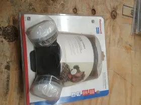 Lanc-323325 Fixturedisplays Honeywell Safety Rap-74037 5400 Med/lrg Full Facepiece Respirator Without V/r95