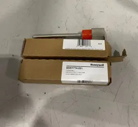 2442 Honeywell Stainless Steel Well. 1/2 Mpt Connection Lot Of 2